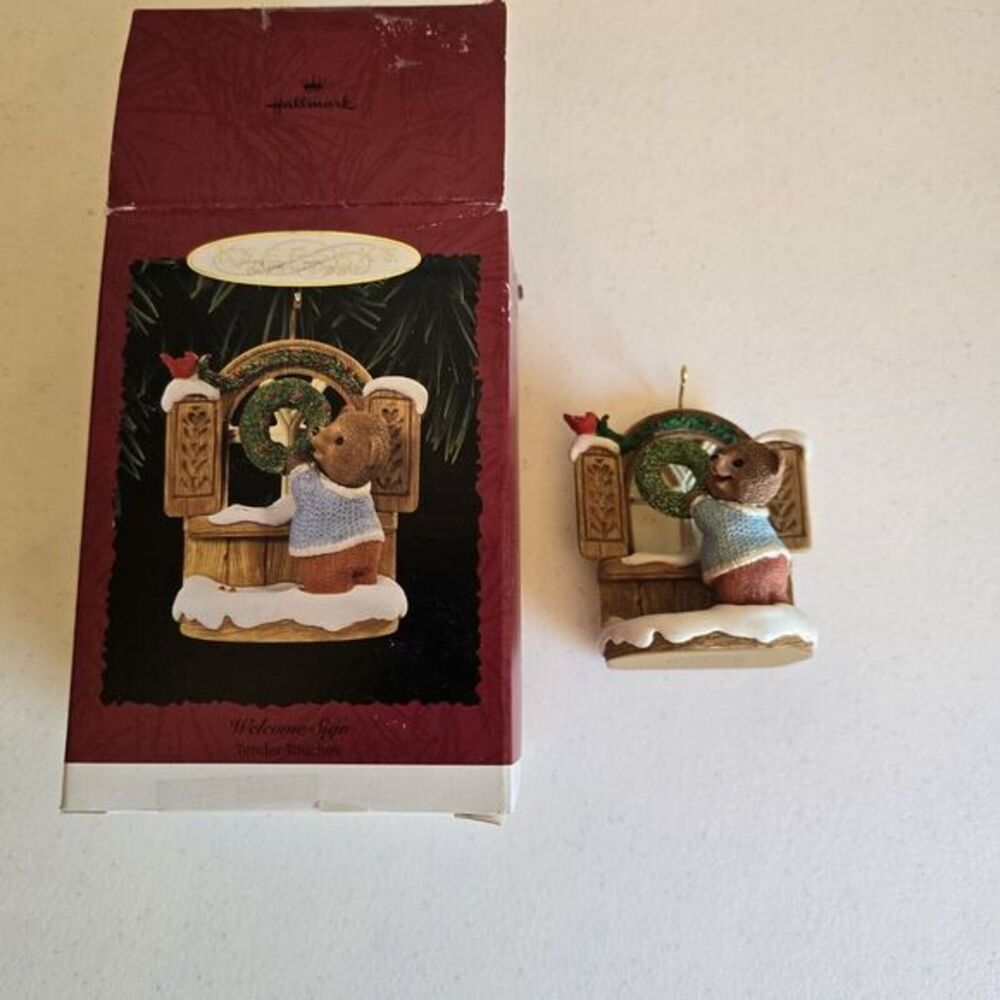 Hallmark 1996 welcome Sign Tender Touches‎ Bear Ornament